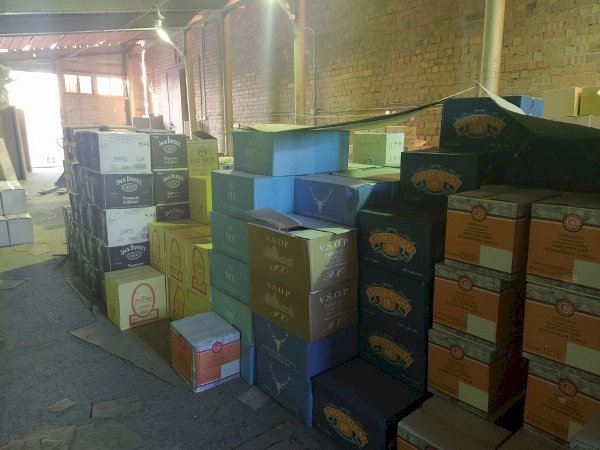 Before the New Year, Sverdlovsk police seized 25 tons of alcohol and tobacco products - Nizhny Tagil, Politics, Alcohol, Police, New Year, Withdrawal, Raid, Riot police, Vodka, Tobacco