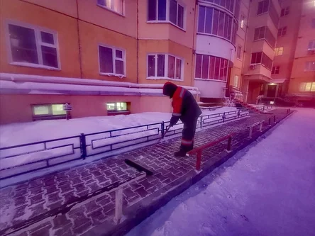 “You are the best!”: in Yakutsk, residents of a high-rise building gave the janitor a new TV for the New Year - Street cleaner, Yakutia, New Year, Video, Longpost, Gratitude, Positive