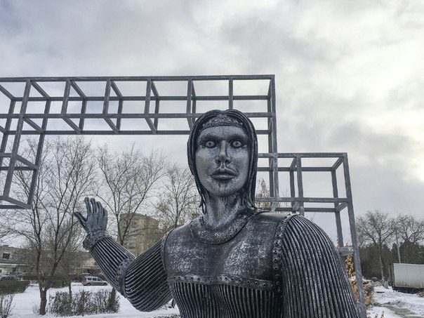 Просто памятник в Нововоронеже (Воронежская область) - Нововоронеж, Аленка, Памятник, Воронежская область, Скульптура, Монашка, Длиннопост