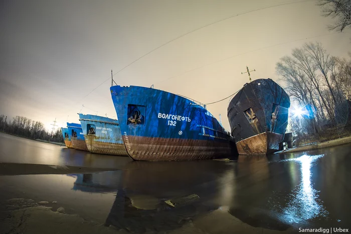 Winter parking of Volganeft tankers. What does a river oil transport vessel look like up close? - My, Urbanphoto, Ship, Samara, Shipbuilding, Urbanfact, Tanker, Barge, Aerial photography, Quadcopter, Walk, Travels, Winter, Ice, Urbanturism, Abandoned, Video, Longpost