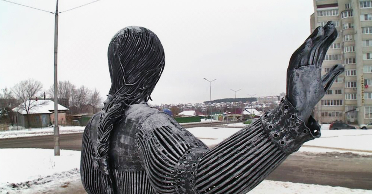 Аленушка подарки воронеж. Памятник Аленке в Воронеже. Памятник Аленке в городе Нововоронеж. Алёнка Воронеж статуя. Памятник Аленушке в Воронеже.