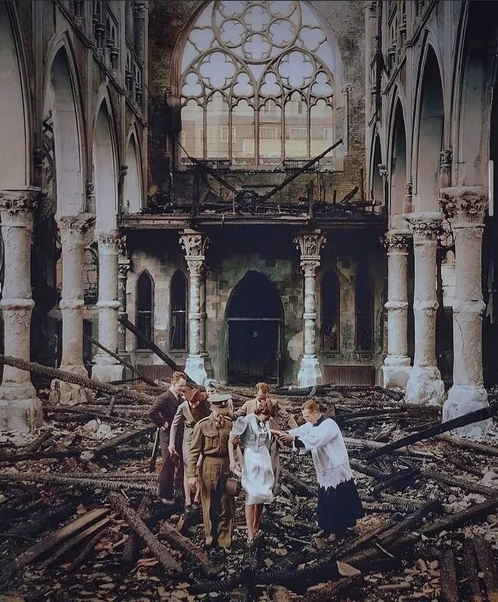 Wedding in a ruined church. 1940 - England, London, Wedding, The Second World War, Bombing, Destruction, The photo, Air raids, Church