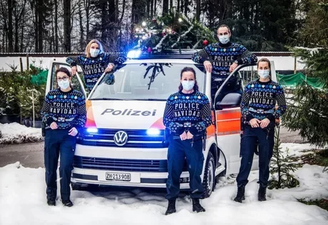 Ho-ho-ho! You are under arrest! - 9GAG, Spanish language, Christmas, Humor Police, Pullover, Milota, Zurich, Switzerland