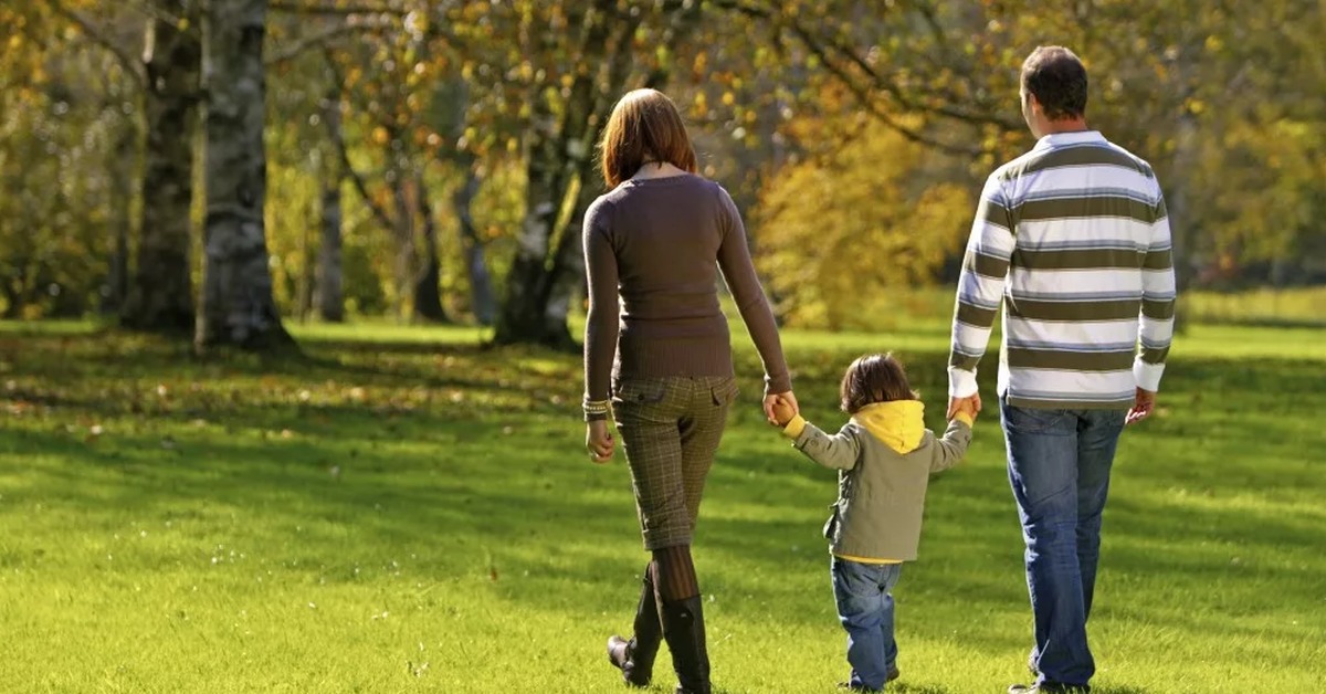 Гулять это. Семья на прогулке. Семья с детьми на прогулке. Прогулка в парке. Семейная прогулка в парке.