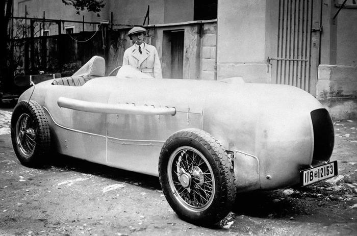 1609067221125988471 mercedes benz почему так называется