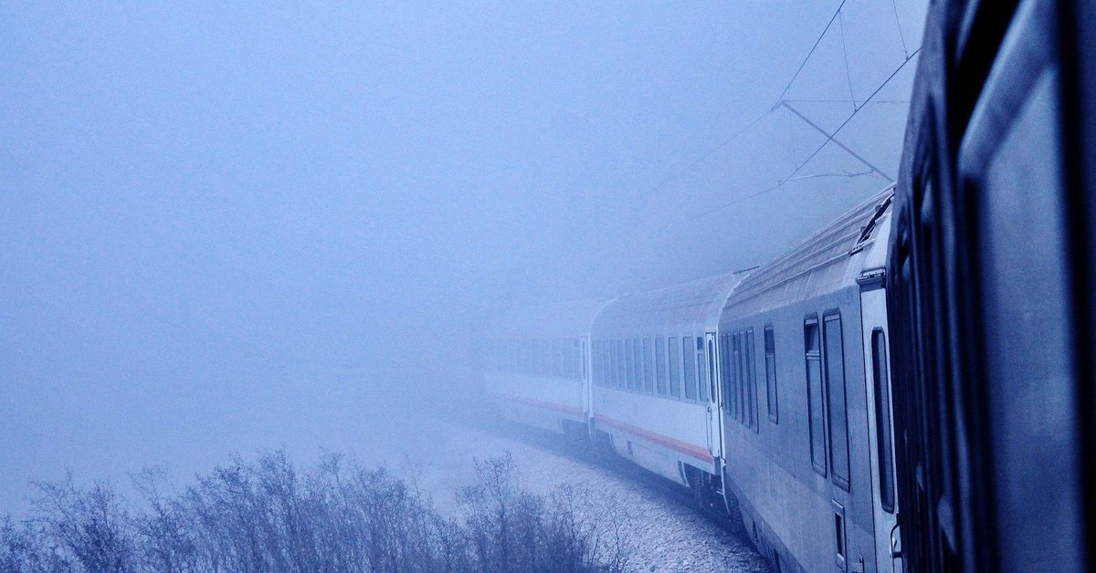 Уходящий поезд. Поезд в тумане. Уезжающий поезд. Голубой поезд.