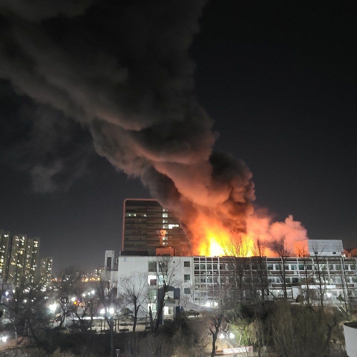 "Мда, отличное начало 2021 года: мой университет начал гореть уже на 20-минуте нового года" Фотография, Новый Год, Праздники, Пожар, Универ, Южная Корея, Reddit