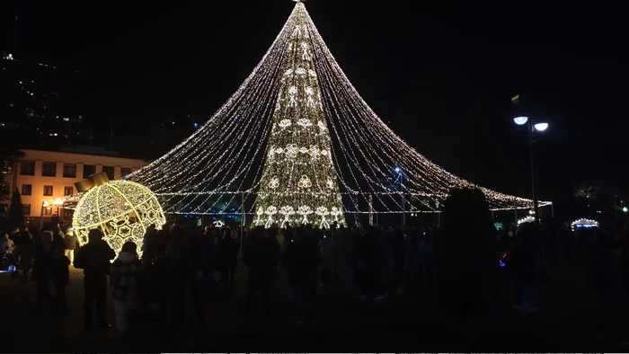 This is the Christmas tree in Sochi - My, New Year, Christmas tree, Holidays, Social distance, Coronavirus, Video, Longpost