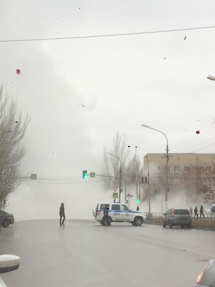 In Volzhsky, a hot water pipe burst on one of the streets - Volzhsky, Volgograd region, Negative, Incident, Boiling water, Pipe break, Victims, Video, Longpost