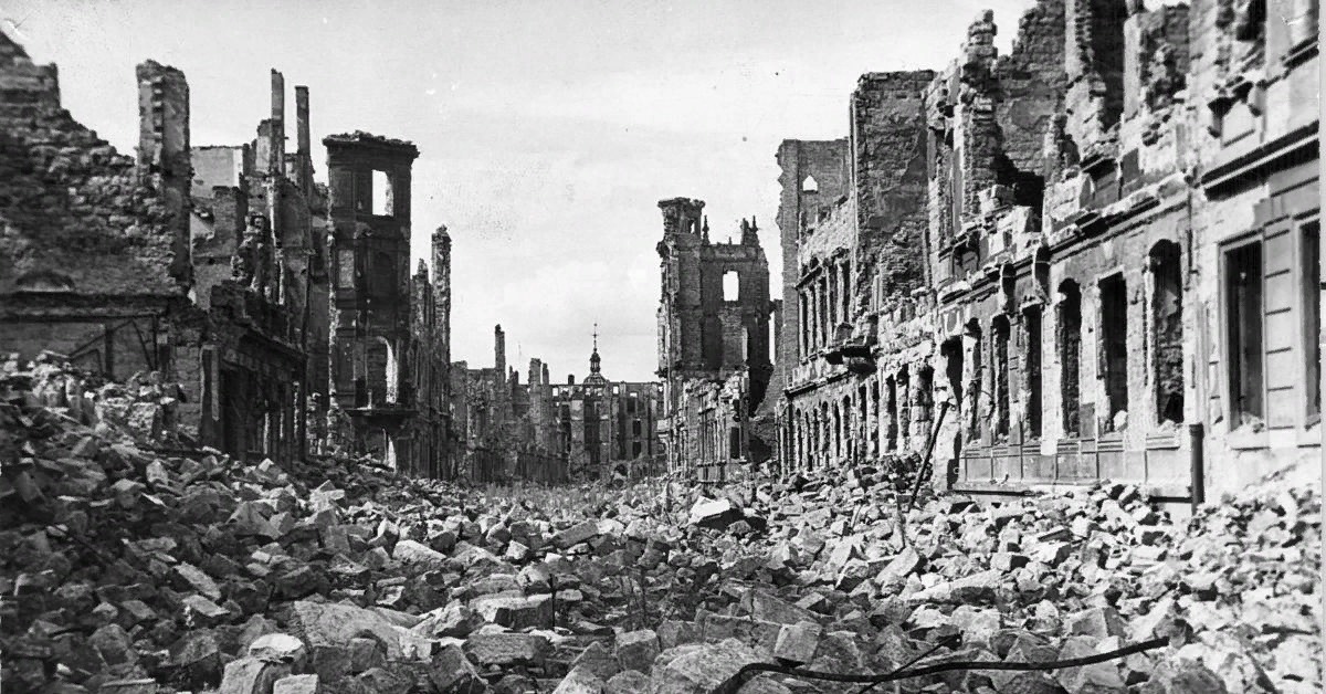 Немецкие города после войны. Дрезден бомбардировка 1945. Бомбардировка Берлина 1945. Руины Германии 1945. Бомбежка Дрездена.