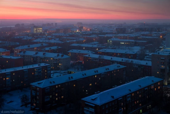 Уютный Омск - Моё, Омск, Фотография, Фотограф, Алексей Голубев, Закат, Крыша, Хрущевка, Архитектура, Зима, Мороз, Пейзаж, Уличная фотография, Эстетика ебеней