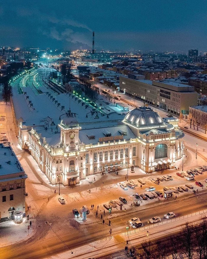Vitebsk railway station - Railway station, Saint Petersburg, Vitebsk railway station, Asymmetry, The photo