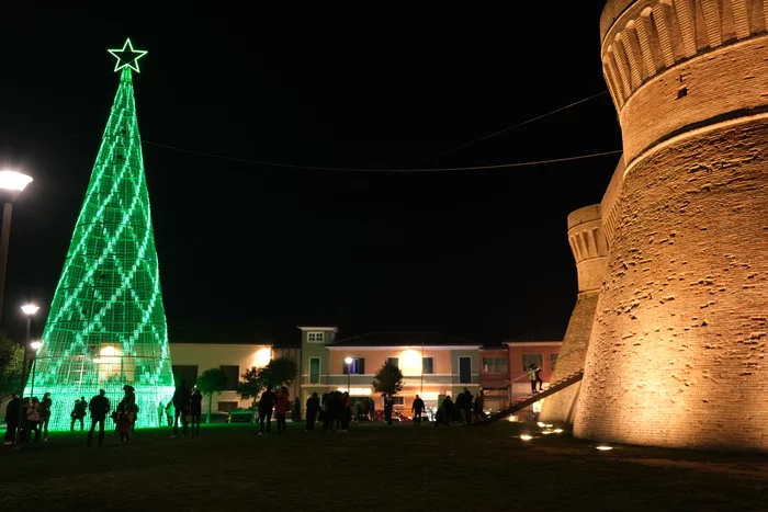 The Rise and Fall of the 25-meter-high Christmas tree in Urbisaglia (the tallest in the Marche region of Italy) - My, Christmas tree, The fall, Italy, Lock, Hurricane, Video, Longpost