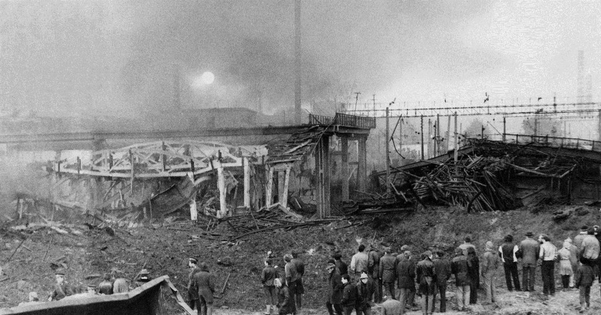 Свердловск 1988. Взрыв на сортировке Свердловск 1988. 4 Октября 1988 года взрыв на станции Свердловск-сортировочный. Взрыв на станции Свердловск-сортировочный 1988. Взрыв на станции Свердловск-сортировочный.