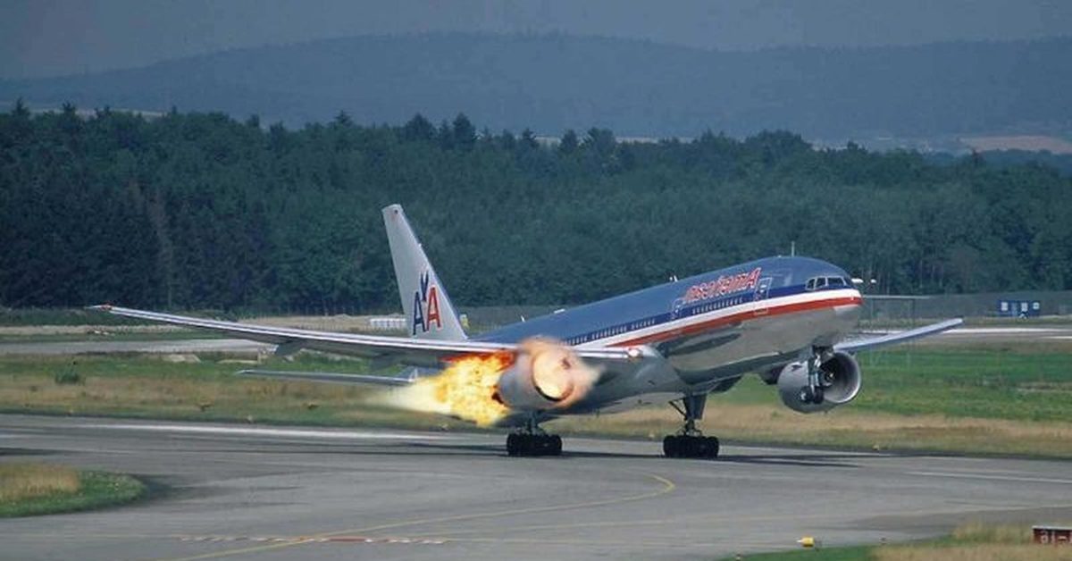 Отказал двигатель самолета. Помпаж двигателя самолета. Боинг 777 взлет. Самолет при взлете. Авиационный самолет.