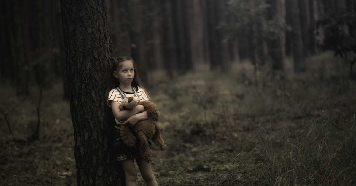 Затерянный человек. Девочка в лесу. Девочка заблудилась в лесу. Маленькая девка в лесу. Девушка в темном лесу.