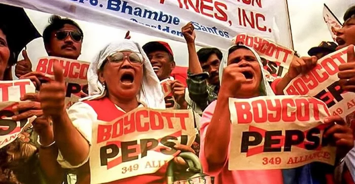 Однажды Pepsi по ошибке выпустила 600000 крышек с призом 1 млн на каждой. Победители собрались и пошли забирать деньги Pepsi, Обман, Филиппины, Маркетинг, Неудача, Fail, Длиннопост, Негатив, Баян, Яндекс Дзен Однажды Pepsi по ошибке выпустила 600000 крышек с призом 1 млн на каждой. Победители собрались и пошли забирать деньги Pepsi, Обман, Филиппины, Маркетинг, Неудача, Fail, Длиннопост, Негатив, Баян, Яндекс Дзен