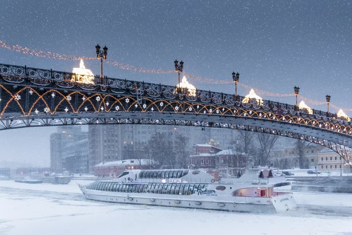Through snow and ice - My, Moscow, Snowfall, Ice, Radisson, Patriarchal Bridge, Moscow River
