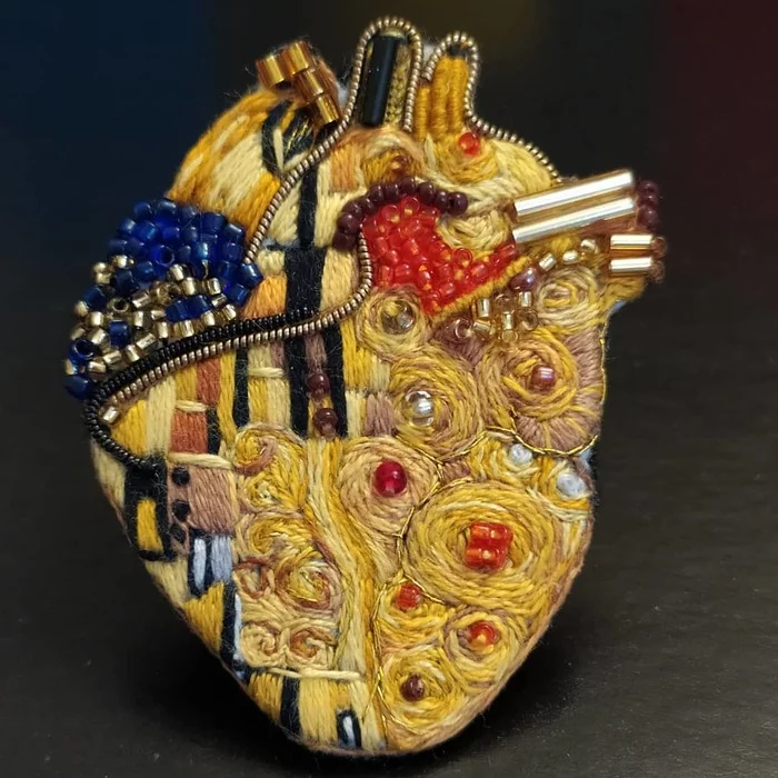 Brooch kiss in the heart - My, Embroidery, Satin stitch embroidery, Heart, Gustav Klimt, Kiss, Art, Needlework without process, Needlework, , Handmade, Longpost