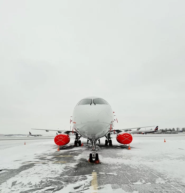 Aerodrome. - My, Airplane, Airbus A320, Boeing 777, Airbus, Boeing, Mobile photography, The photo, The airport, , Platform, Longpost, Sukhoi Superjet 100