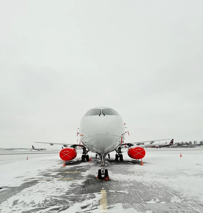 Aerodrome. Photos - My, Airplane, Airbus A320, Boeing 777, Airbus, Boeing, Mobile photography, The photo, The airport, Platform, Longpost, Sukhoi Superjet 100