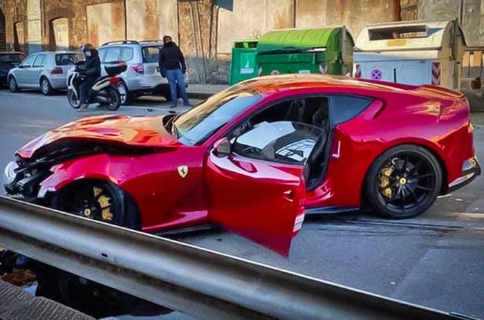 From a car wash to an accident - in Italy, a car wash smashed a football player's Ferrari - Italy, Road accident, Supercar