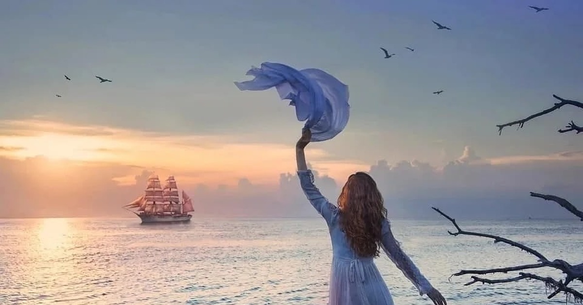 Песня была мечта и мир. В ожидании моря. Море лирика. Девушка с корабликом в руках.