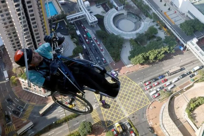 A wheelchair climber scales a skyscraper in Hong Kong to help people with paralysis. - Mountaineering, Disabled person, Disabled carriage, Skyscraper, Charity, Hong Kong