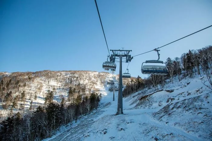 A man jumped off the new cable car on Mount Krasnaya on Sakhalin while it was moving. - Sakhalin, Cable car, Skis, Negative, The roof is riding