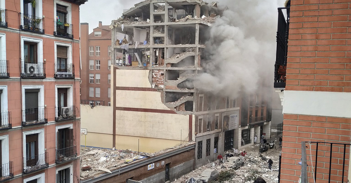Разрушенный взрывом дом. 2004 Год Испания Мадрид теракт. Март 2004 взрывы в Мадриде. Вокзал Аточа в Мадриде теракт.