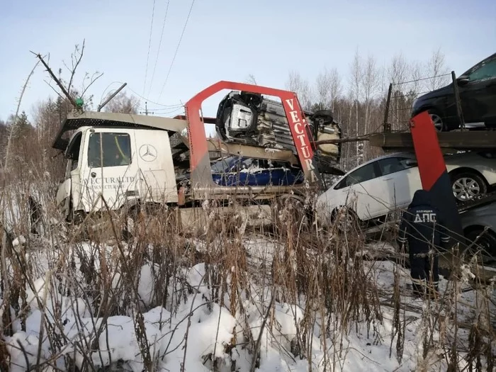 Под Нижним Тагилом автовоз Mercedes с 8 автомобилями улетел в кювет (ФОТО) - Негатив, ДТП, Нижний Тагил, Екатеринбург, Автовоз, Кювет