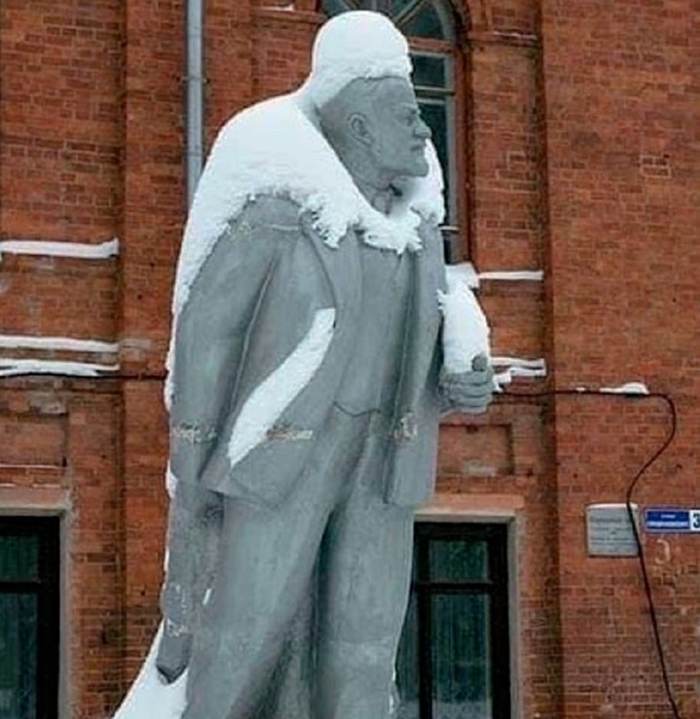 The ghost of communism hugs Lenin - Lenin, Snow