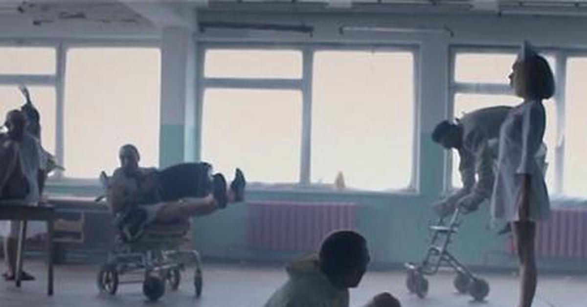 Песня психушка клип леди баг и супер кот. Слова песни психушка. Текст психушка карнавал. У меня любимая песня психушка. Смирительная рубашка психбольница.