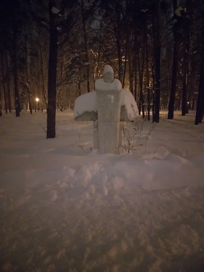 The faint of heart do not enter - My, Forest Park, The statue, Winter, Kripota, Longpost, Sculpture