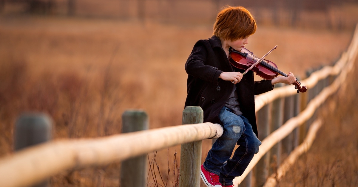Песня расту играю. Ребенок играющий на скрипке. Мальчик и девочка с гитарой. Мальчишки играют. Мальчик играет на скрипке.