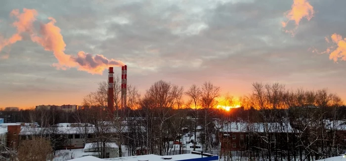 Evening, sun, two chimneys - My, The photo, Sunset, Pipe, Evening, Smoke