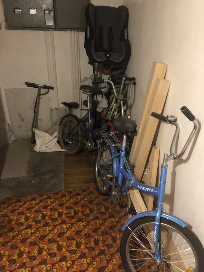 Neighbors littered the stairwell (story) - My, Housing and communal services, Neighbours, Troubled neighbors, Trash, Saint Petersburg, Fire safety, Longpost