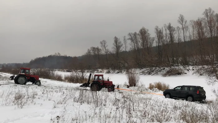 Toyota Land Cruiser Prado wanted to go into the river, two tractors prevented the car from drowning in the river - My, Toyota, Toyota Land Cruiser, Offroad, Pokatushki, Help, Stuck, Buxet, Tractor, Video