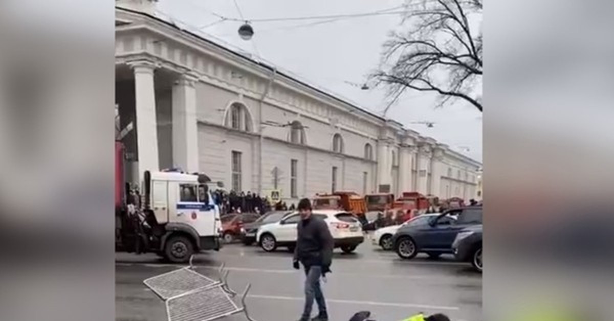 Кто сообщил о нападении. Нападение на сотрудника полиции в Санкт-Петербурге. Нападение на сотрудника полиции. Ударил полицейского на митинге.