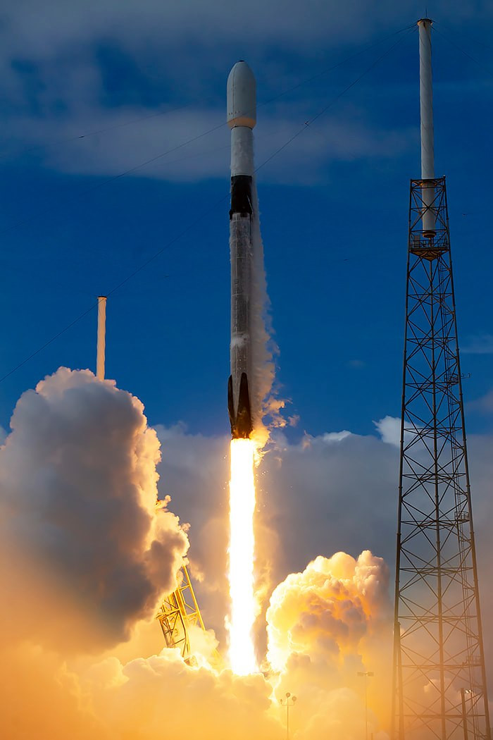 Photos from yesterday's unprecedented launch of 143 satellites and the return of the 8-time flying stage to port - Falcon 9, Booster Rocket, The photo, Satellite, USA, Technologies, Spacex, Longpost