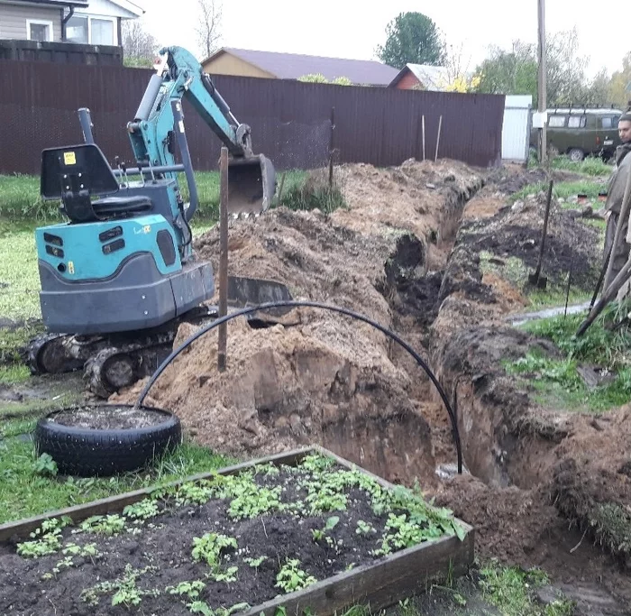 Laying communications in cramped conditions - My, Excavator, Construction, Building, Home construction