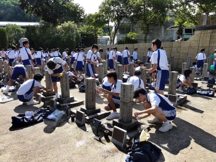 Japanese schoolchildren care for the graves of Russian soldiers at the Russian cemetery in Matsuyama - Japan, Cemetery, The culture, Pupils
