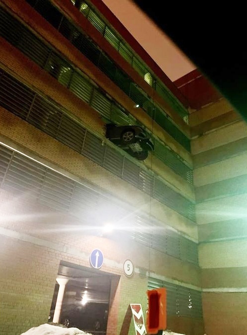 Mercedes crashed through the wall of a multi-storey parking lot in the Moscow region and hovered above the ground - Road accident, Curiosity, Parking, Moscow, Longpost, Mercedes