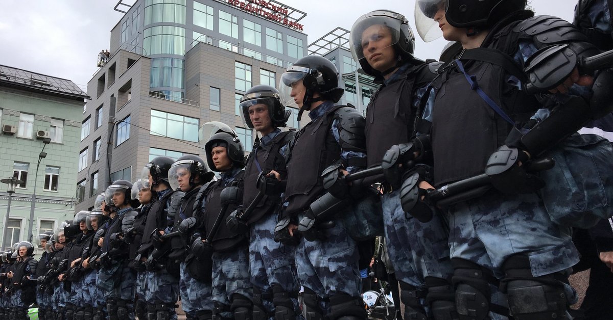 Омон возле крокус сити. Росгвардия на митинге в Москве. Толпа полицейских.