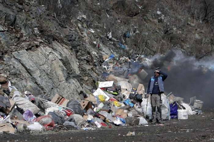 Пластик, металл и гробы: озеро в Сербии полностью покрылось отходами Экология, Сербия, Черногория, Свалка, Мусор, Природа, Загрязнение окружающей среды, Переработка мусора, Длиннопост