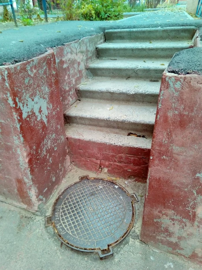 Thank you for being closed - Volgograd, Beautification, Courtyard, Sewer hatch, Stairs