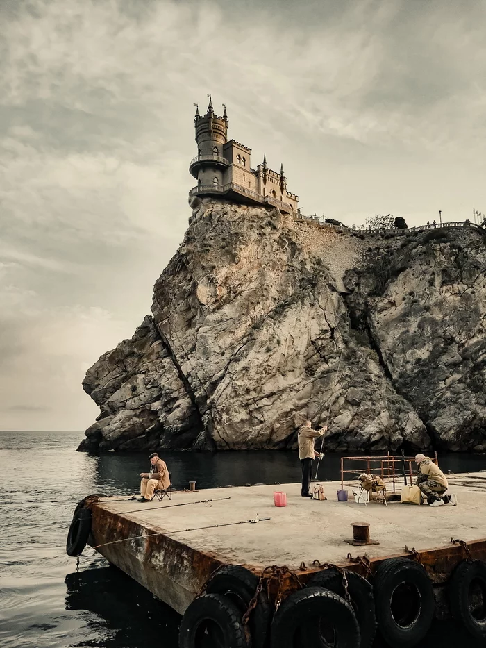 swallow's Nest - My, Crimea, Yalta, swallow's Nest, The photo, Fishing, Mobile photography