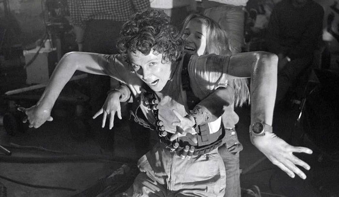 Sigourney Weaver and stunt double Louise Head fool around on the set of Aliens (1986) - The photo, Movies, Celebrities, Actors and actresses, Sigourney Weaver, Alien movie, Behind the scenes, Girls, , Photos from filming