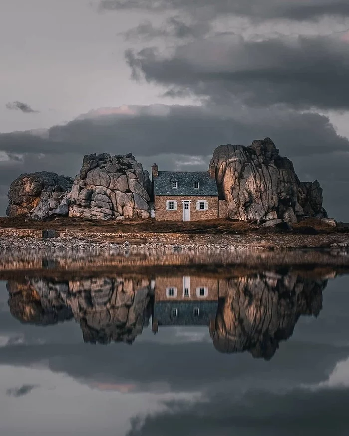 Plougrescant. Plu(Plu)grescan, Brittany, France - Brittany, France, English Channel, The rocks, Granite, Shore, The photo