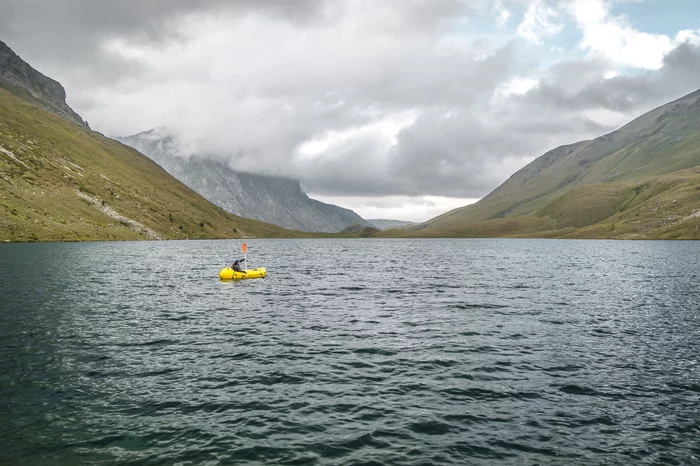 On a boat on a mountain lake - My, The mountains, Lake, A boat, Packraft, Tourism, Mountain tourism, Water tourism, Hike, , The photo, Landscape, Beginning photographer, Arkhyz